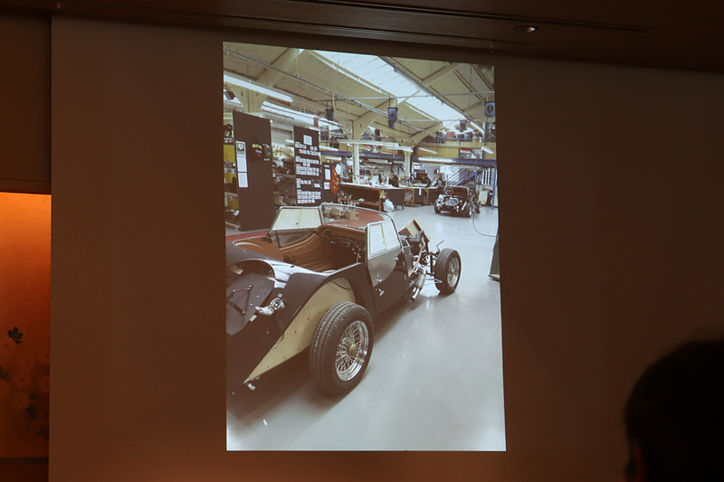 改めて組み上げたのち、最後にトリムを取り付ける。トリムとシートに使われるレザーは、“やや防水の柔らかいもの”が15色、“もう少し硬い防水レザー”が21色から選択可能。シートの部分とドアポケットの部分がそれぞれ選べるため、自分のオリジナルのクルマが作れるという