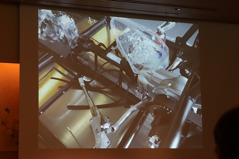 トランスミッションはマツダ MX-5（ロードスター）と同じものを搭載し、短いプロペラシャフトを介して、1輪しかない後輪にオートバイと同じようにベルトで力を伝達