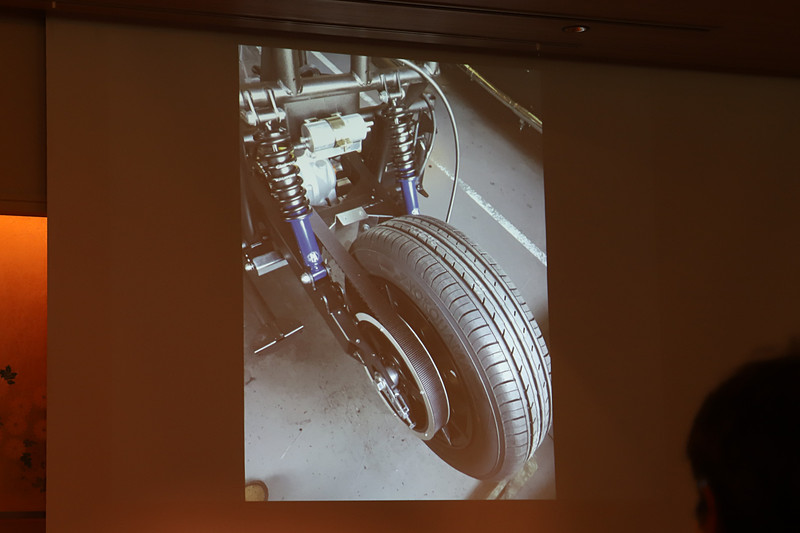 トランスミッションはマツダ MX-5（ロードスター）と同じものを搭載し、短いプロペラシャフトを介して、1輪しかない後輪にオートバイと同じようにベルトで力を伝達