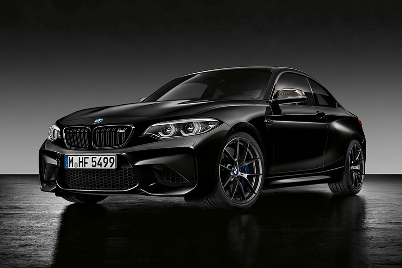 エクステリアではボディカラーをはじめ、キドニーグリル、リアディフューザー、ミラーカバー、エキゾーストパイプなどをブラックで統一