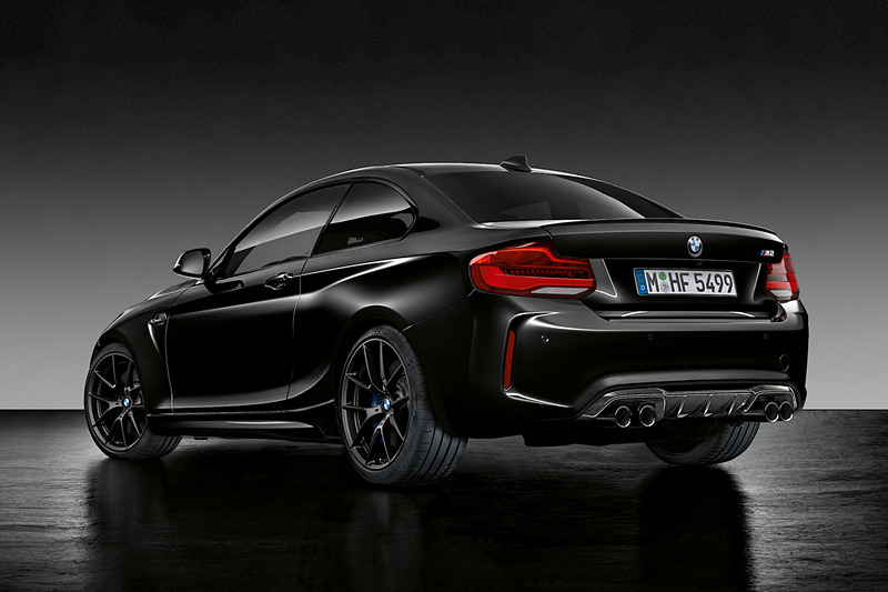 エクステリアではボディカラーをはじめ、キドニーグリル、リアディフューザー、ミラーカバー、エキゾーストパイプなどをブラックで統一