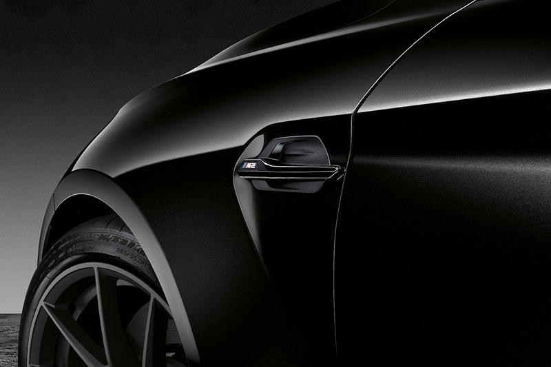 エクステリアではボディカラーをはじめ、キドニーグリル、リアディフューザー、ミラーカバー、エキゾーストパイプなどをブラックで統一