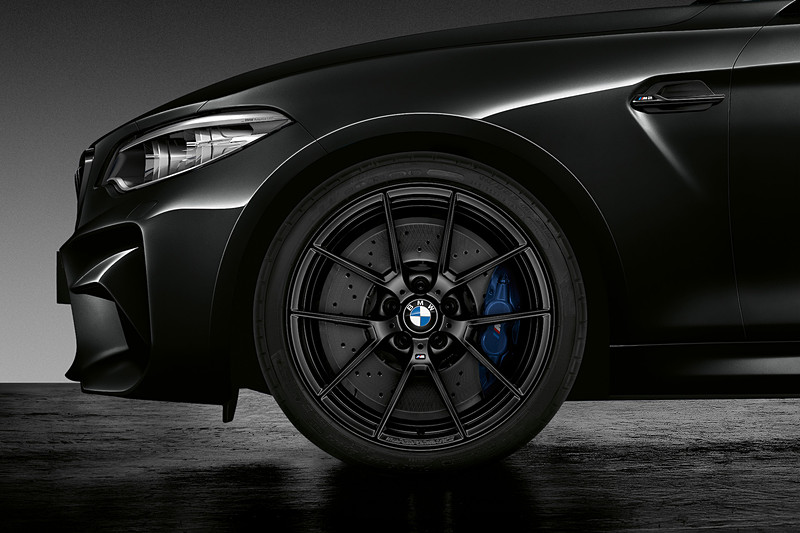 エクステリアではボディカラーをはじめ、キドニーグリル、リアディフューザー、ミラーカバー、エキゾーストパイプなどをブラックで統一