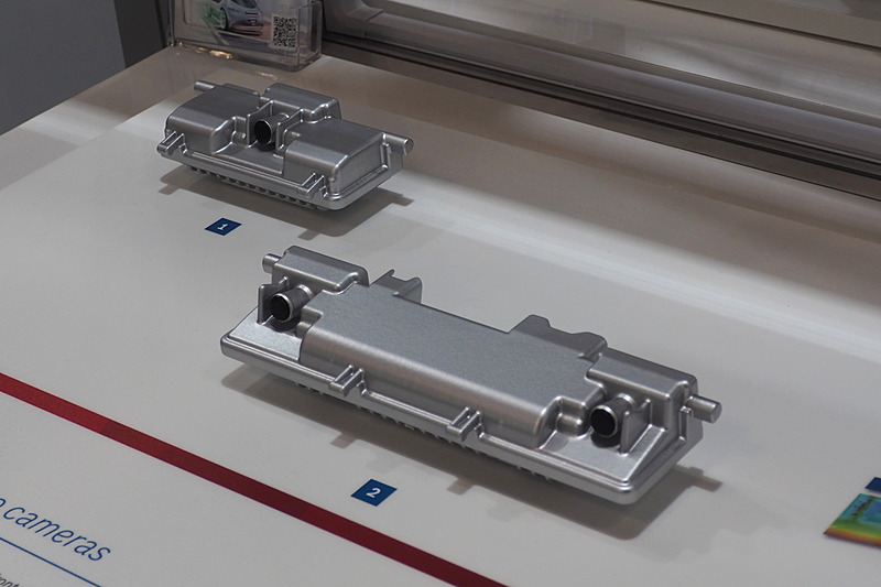 次世代車載カメラは、単眼タイプとステレオタイプを展示