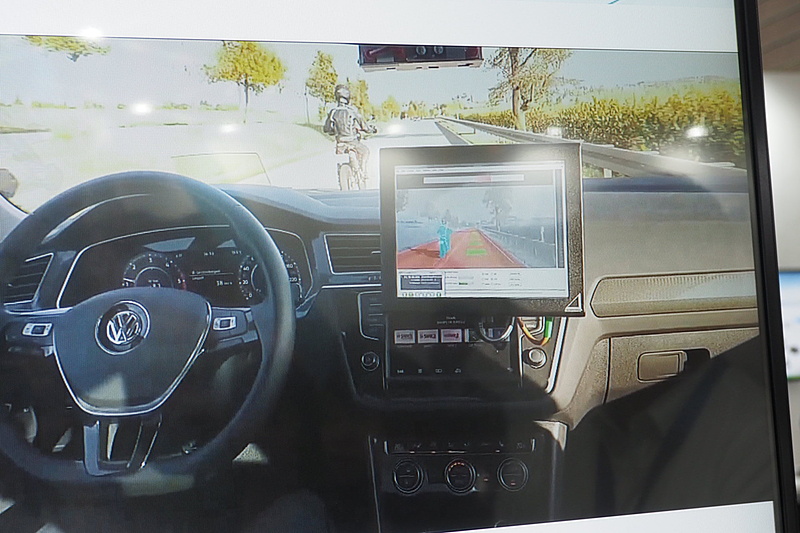 ブースでは車線のないところで走行帯をきちんと認識している動画が公開されている