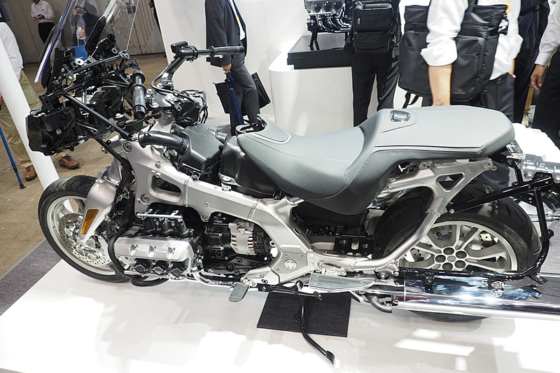 ゴールドウィングのフレームを露出させたところ