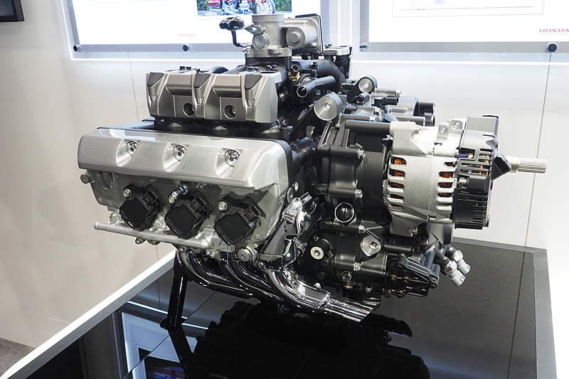 水平対向6気筒エンジンと第3世代DCTを展示した