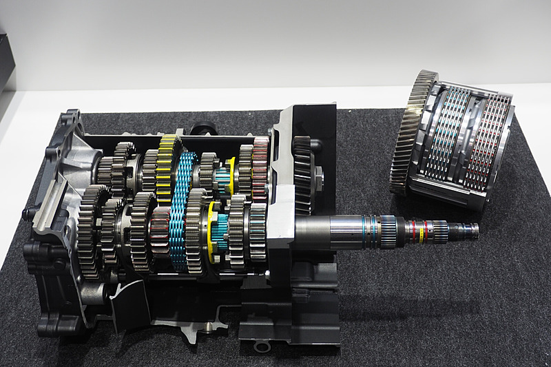 水平対向6気筒エンジンと第3世代DCTを展示した