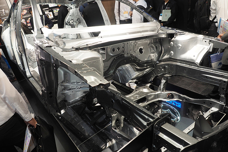 アクセラがベースのホワイトボディ