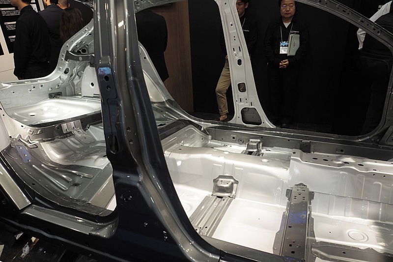 アクセラがベースのホワイトボディ