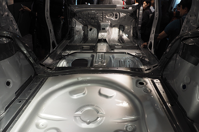 アクセラがベースのホワイトボディ