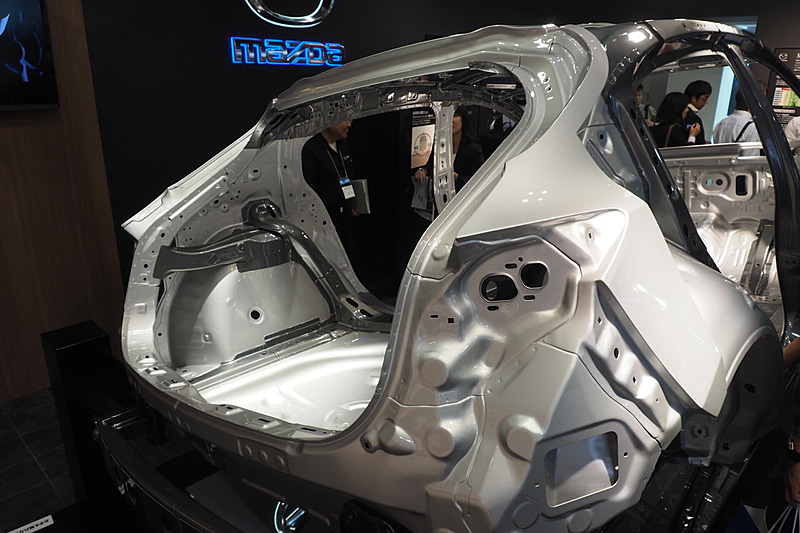 アクセラがベースのホワイトボディ