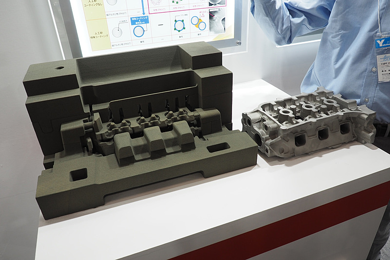3Dプリンターで造形された砂型とそれによって作られたエンジンのパーツ