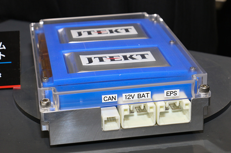 側面にはEPS用のほか、12Vの出力コネクターを設定