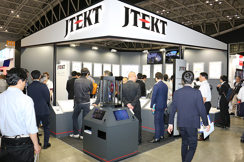 高耐熱リチウムイオンキャパシタはジェイテクトブースの正面でも展示され、回転するショーケースを使ってアピール