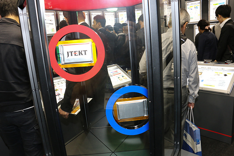 高耐熱リチウムイオンキャパシタはジェイテクトブースの正面でも展示され、回転するショーケースを使ってアピール