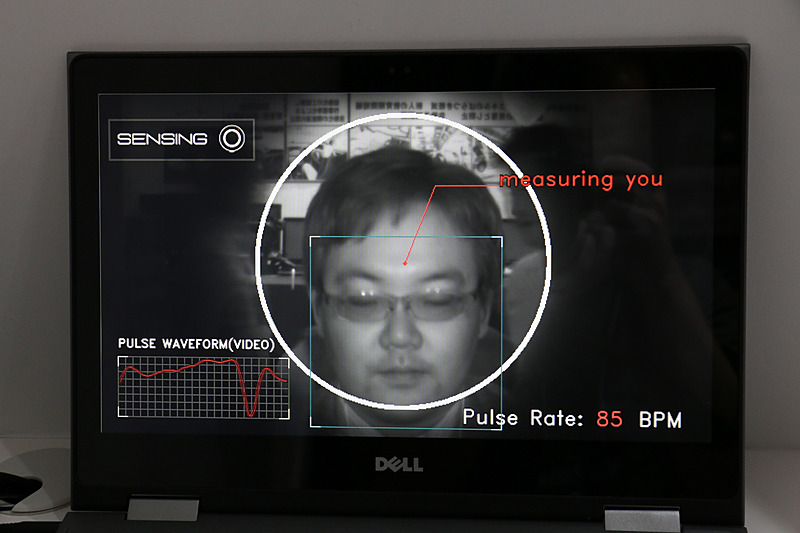 カメラが目、鼻、口の位置から顔を検出。右下の数字が脈拍数となっている