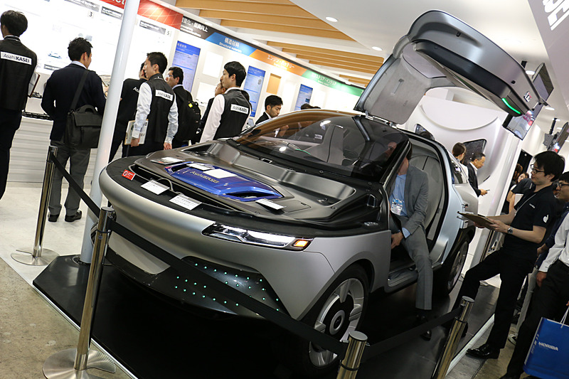 2017年に続いて展示されたコンセプトカー「AKXY（アクシー）」は装備内容をリニューアル。前回は閉めたままだったボンネットが取り外され、内部の旭化成製品が紹介されている