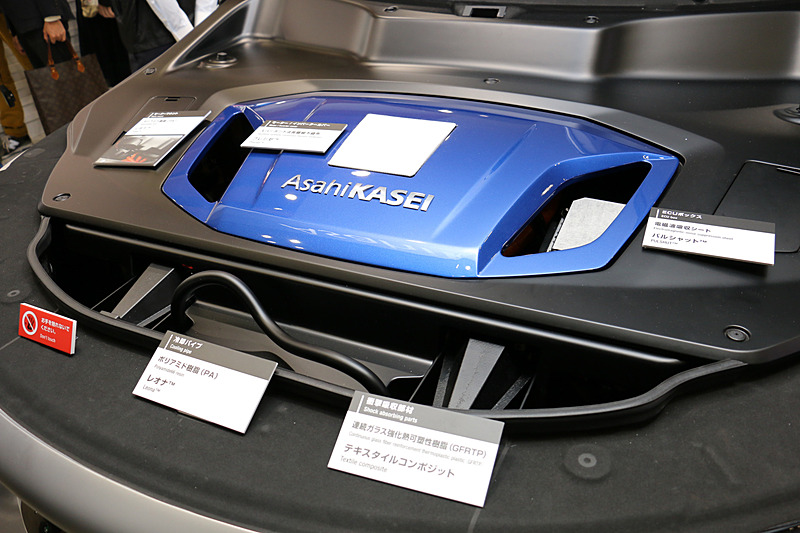 2017年に続いて展示されたコンセプトカー「AKXY（アクシー）」は装備内容をリニューアル。前回は閉めたままだったボンネットが取り外され、内部の旭化成製品が紹介されている