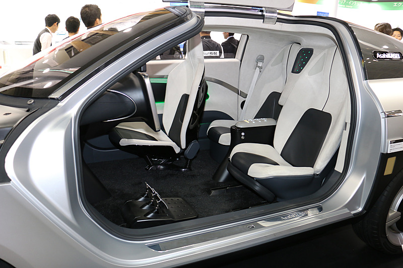 インテリアでは、アクリル樹脂シート「デラグラス」を使ったアームレストが注目点