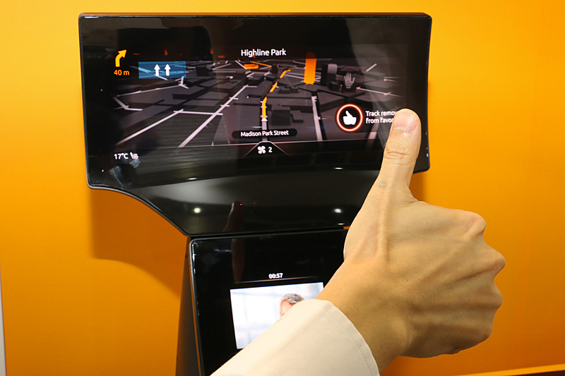 ナビ表示を行なっている横型ディスプレイの下にカメラを内蔵。画面内にあるサムアップのアイコンの外周がインジケーターになっており、乗員のアクションを検知すると時計回りにインジケーターが点灯。1周するまで維持するとアクションが入力される