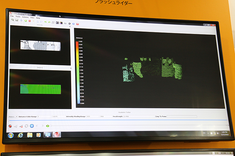 画面左上が物体の形状、左下が物体との距離になり、これ組み合わせて点群データを生成している