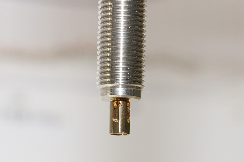 エンジンに取り付けられるディオメラスの小型プローブ。金色の先端部分に設定された四方のスリットからエンジン内の気体が入り、内側でレーザー光が往復するときに気体内をレーザー光が通過。戻ってきたレーザー光に含まれる要素を解析することで、エンジン内の状況を測定する仕組みとなっている