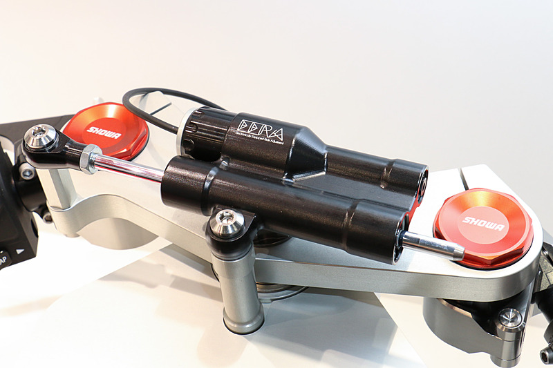 SHOWA EERA ステアリングはハンドル中央に設置。ダンパーのバルブ開度をフィードフォワード制御で自動調整してライダーの負担を軽減