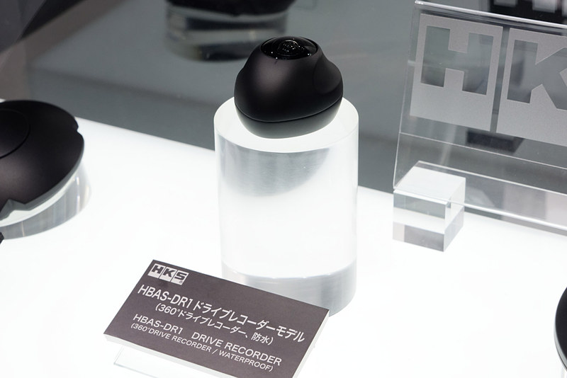 二輪向けのドライブレコーダー。水平方向360度の映像を内蔵メモリに記録。衝撃検知時に前後数十秒分の映像をクラウドにアップロードする仕組みとなっている