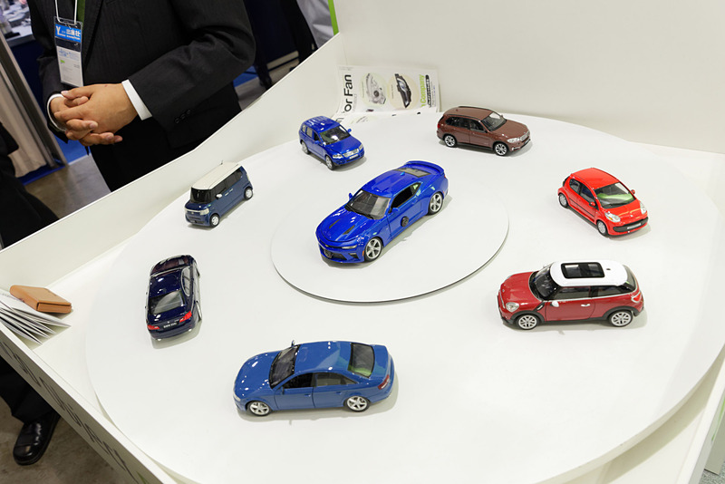 ミニカーに埋め込まれた4つのカメラで、回転するテーブルの上に置かれた周囲のミニカーを認識。キューブ型のマーカーで向きが判断できる