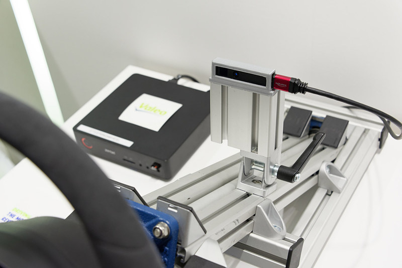 ステアリングの向こう側にある画像センサーでドライバーの手の動きを認識