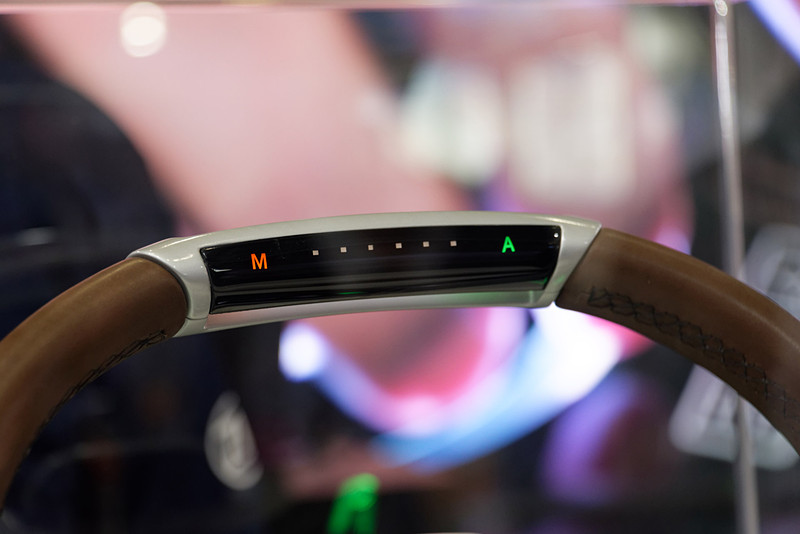 ステアリング上部に自動運転中か手動運転中かを示すインジケーター