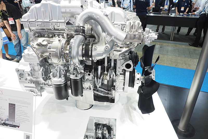 大型トラック「ギガ」に搭載の6UZ1-TCS型エンジンのカットモデル