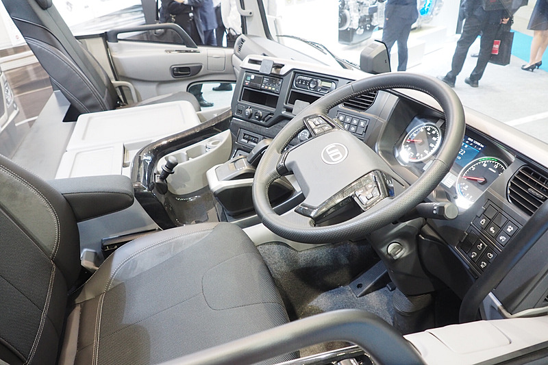 カットボディを展示して、キャビンの様子が分かるようになっている