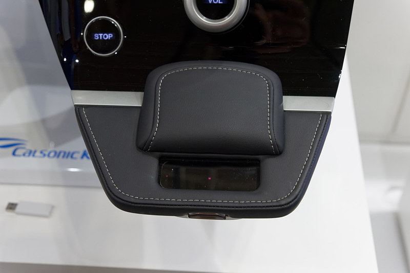 手前の黒い部分がジェスチャー操作用のセンサー。この上に手をかざす