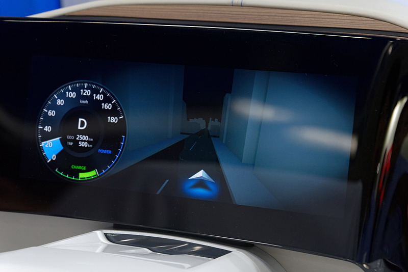 ジェスチャーでセンターコンソールに表示されていたナビ画面をメーターディスプレイに追加したところ