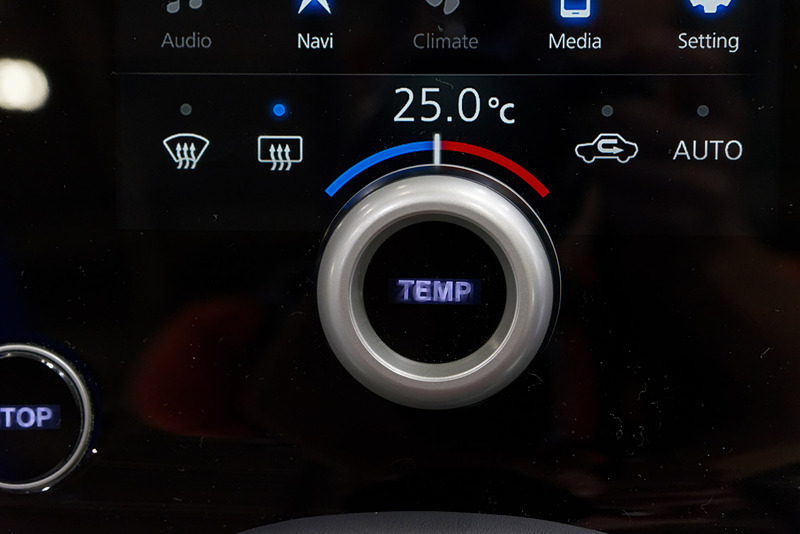 エアコン操作時は「TEMP」に。また、オーディオ操作時は「VOL」になる