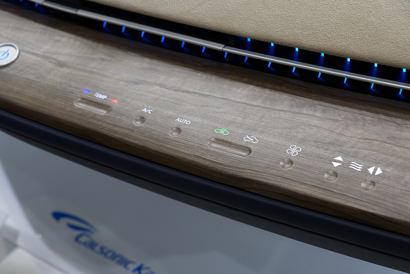 凹み部分に指を置くことでボタンを操作。タッチ時は振動する