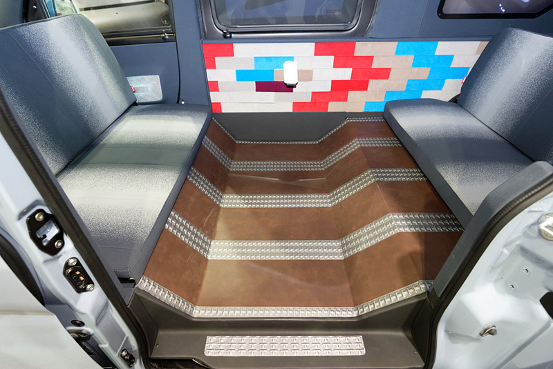 車内の側面とフロアに特殊な導電シートが設置されている