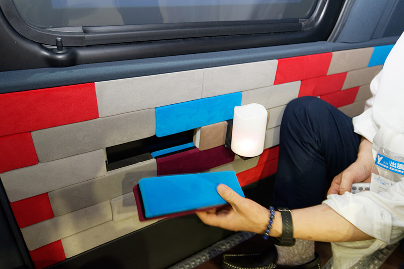 ブロック状に取り付け・取り外しが自由な内装材。この奥に照明を近づけるだけで明かりが点灯する