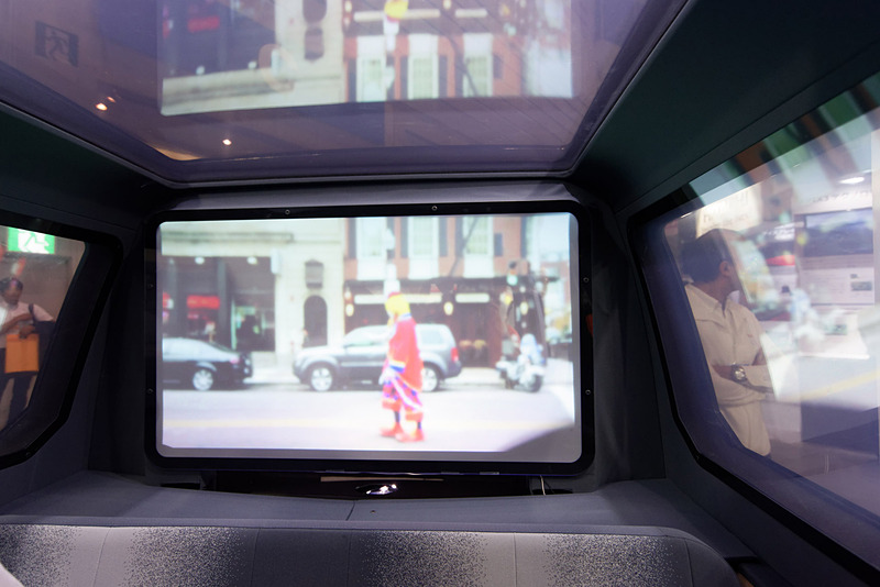 このコンセプト車両のウィンドウには、電圧を加えることで透過度をコントロールできる素材が貼り付けられている。スイッチ1つで、プロジェクターで上映している映像を見たり、車外の様子が分かるように変更できる