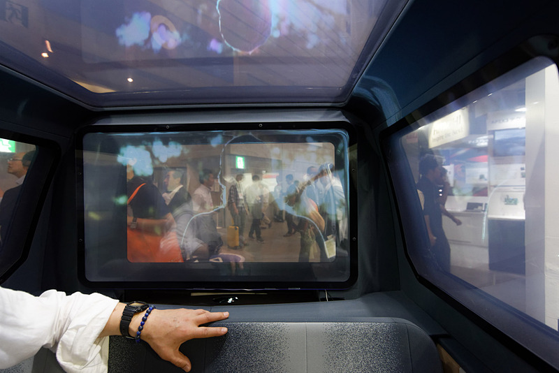 このコンセプト車両のウィンドウには、電圧を加えることで透過度をコントロールできる素材が貼り付けられている。スイッチ1つで、プロジェクターで上映している映像を見たり、車外の様子が分かるように変更できる