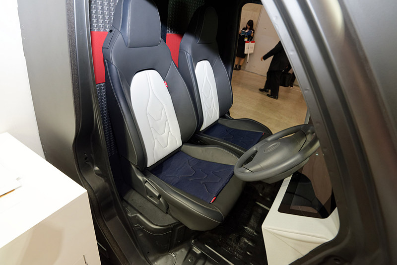 カーナビと連動し、右左折のタイミングでシートの側面を振動させて気付かせてくれる