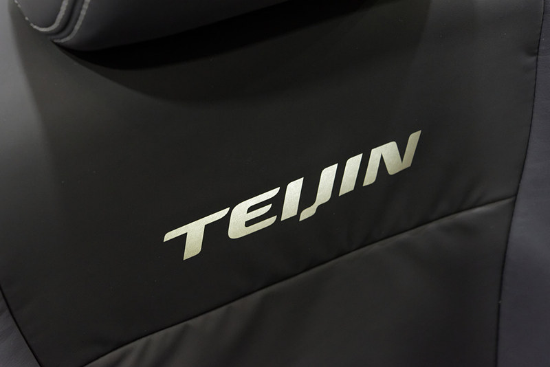 OFFのときは近寄っても発光部の輪郭が見えず、通常のシートそのものだが、ONにするとくっきり