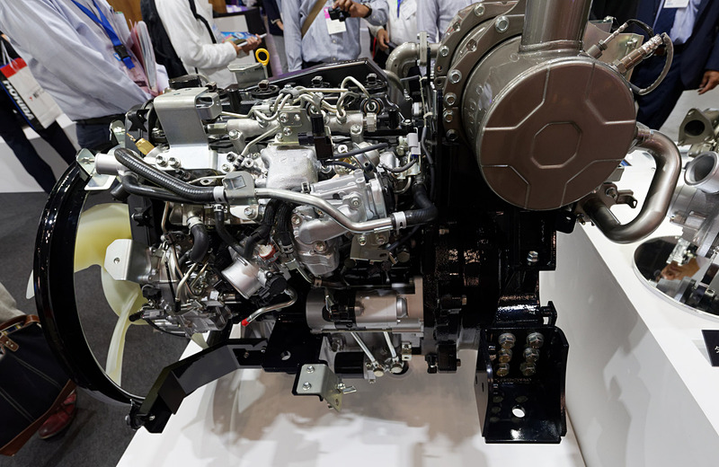 2982ccのディーゼルエンジン＋電動モーターの組み合わせをコンパクトにまとめ、建機に用いられる5.0リッタークラスのエンジンと同等のサイズに収めた