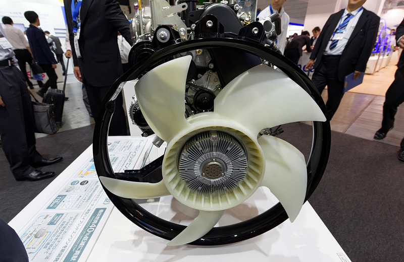 2982ccのディーゼルエンジン＋電動モーターの組み合わせをコンパクトにまとめ、建機に用いられる5.0リッタークラスのエンジンと同等のサイズに収めた