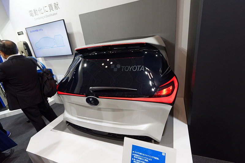 東京モーターショー 2017でも展示したポリカーボネート製のリアウィンドウ