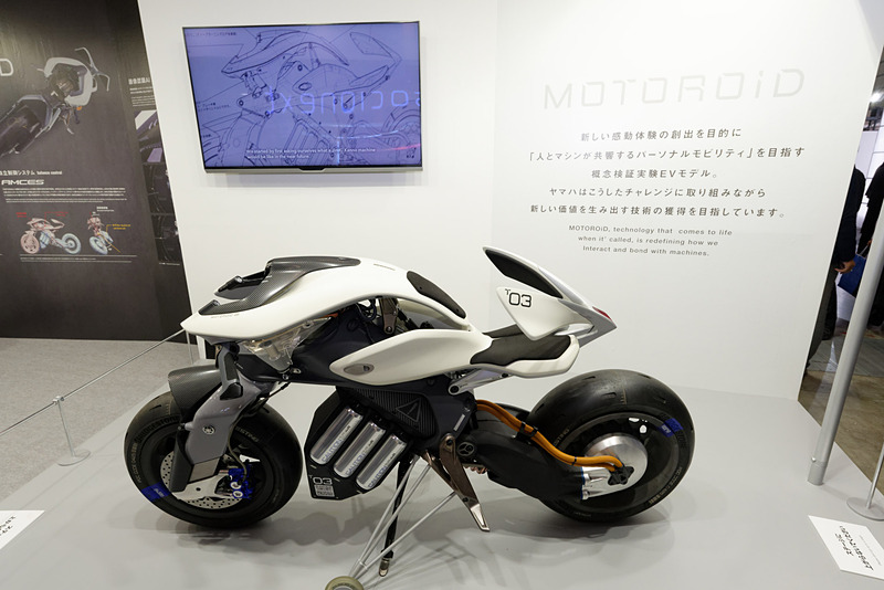 腹部分に3つ見えるシルバーのキャニスター状のものがバッテリー。これをモーターで左右に動かすことで重心を変え、バランスをとる