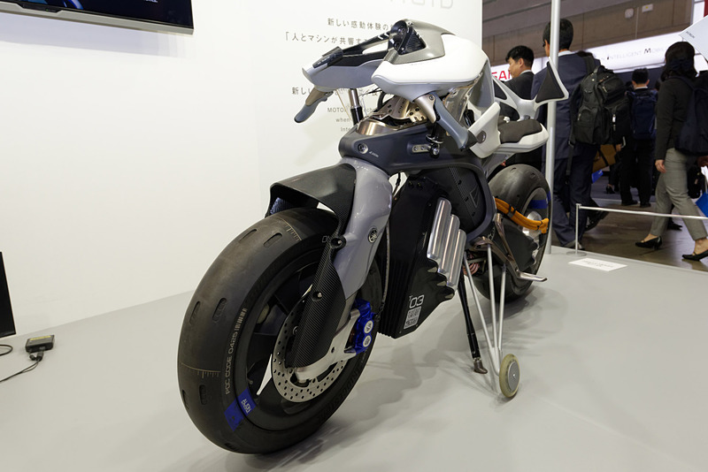 腹部分に3つ見えるシルバーのキャニスター状のものがバッテリー。これをモーターで左右に動かすことで重心を変え、バランスをとる