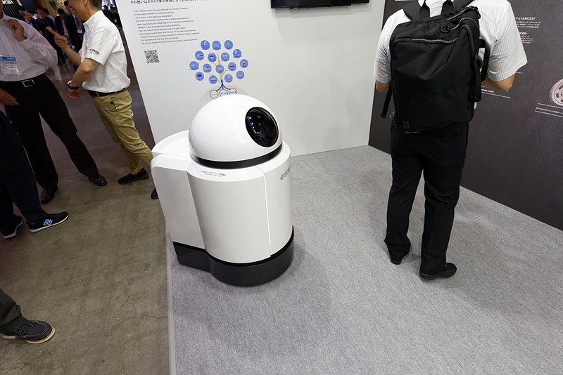 工場などの製造現場で監視やスタッフの補助を担う自律走行ロボット「AFV」。ブース内を常にうろうろしている